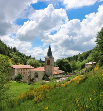 Nature et hameau préservé au site cistercien de Clavas