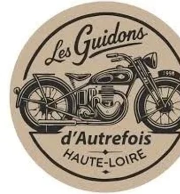 Exposition de motos et autos centenaires