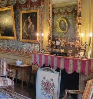 Visite des salons du Château du Thiolent
