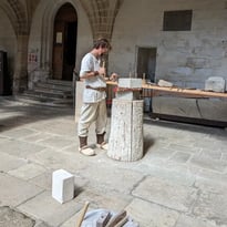 Taille de pierre dans le cloître de l'abbaye