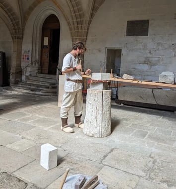 Taille de pierre dans le cloître de l'abbaye