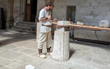 Taille de pierre dans le cloître de l'abbaye
